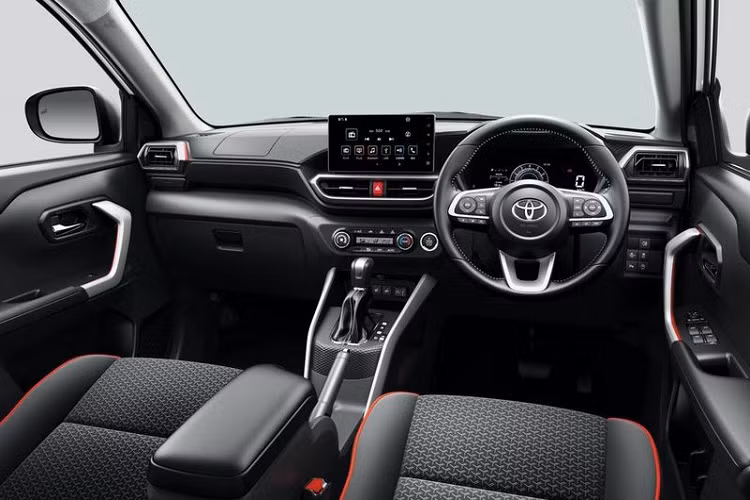 Về an toàn, Toyota Raize 2020 được tích hợp khá nhiều công nghệ hỗ trợ người lái và an toàn như hệ thống phanh khẩn cấp, hệ thống ngăn chặn khởi động sai lệch với điều khiển phanh (tiến và lùi), hệ thống điều khiển hành trình thích ứng với theo dõi tốc độ thông minh...