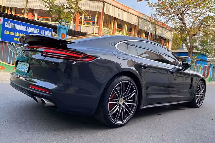 Trong danh mục sản phẩm của dòng xe sedan thể thao Porsche Panamera, phiên bản Turbo thuộc phiên bản cao cấp nhất, được định vị trên cả 3 phiên bản gồm: GTS, 4S và bản Tiêu Chuẩn. Ở thời điểm hiện tại, Panamera Turbo có giá khởi điểm từ 11,4 tỷ đồng cho phiên bản sedan và 11,6 tỷ đồng cho biến thể Sport Turismo.
