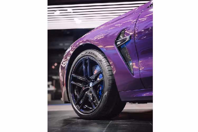 Danh sách độ xe BMW M8 Gran Coupe này bao gồm các chi tiết từ sợi carbon như một bộ chia trước, các khe hút gió trước, ốp gương, nóc xe, bộ khuếch tán phía sau và cánh lướt gió sắc nét đặt tại đuôi xe.