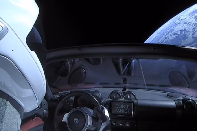 Xe điện của Tesla đang bay vòng thứ 2 quanh mặt trời. Theo tính toán của các nhà nghiên cứu, Tesla Roadster sẽ bay gần trái đất năm 2091.