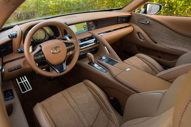 Ngoại hình Lexus LC Coupe khá quen thuộc bởi xe là phiên bản mui cứng của mẫu mui xếp LC Convertible ra mắt tại triển lãm Los Angeles Auto Show 2019. Tuy nhiên, LC Coupe sẽ được bổ sung thêm hai màu sắc mới là Cam và Xanh lá, bên cạnh đó là trang bị vành hợp kim 20 inch màu chì.