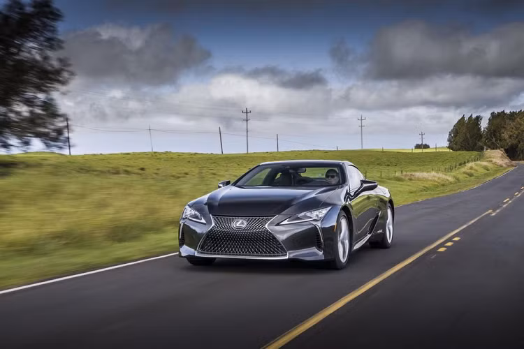Cuối cùng, hộp số tự động 10 cấp của mẫu Lexus LC 500 đã được cải tiến, cho phép động cơ xe đạt vòng tua cao hơn trước khi cần phải sang số. Phiên bản hybrid LC 500h cũng đã được nâng cấp để có khả năng tăng tốc ôtts hơn, đặc biệt là khi thoát cua.