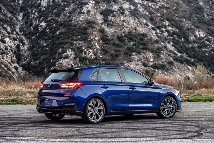 Hyundai Elantra GT là một trong số ít dòng xe hatchback 5 cửa được phân phối tại Mỹ. Mẫu xe này có giá bán khởi điểm 20.650 USD (476,2 triệu đồng), cao hơn Kona và Venue.