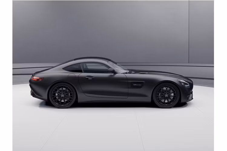 Trong khi đó, phiên bản đặc biệt Night Edition của hai biến thể AMG GT 2021 được trang bị thêm gói ngoại thất AMG Exterior Night Package. Gói ngoại thất này tạo điểm nhấn với các chi tiết sơn đen tại cùm phanh, lưới tản nhiệt, viền đèn pha, hệ thống la-zăng 19 inch (trước) và 20 inch (sau).