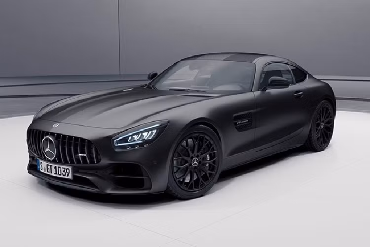 Bên cạnh đó, khách hàng còn có thể sử dụng tùy chọn gói nâng cấp nội thất AMG Interior Night Package với vô lăng AMG, nội thất bọc da đen Nappa họa tiết kim cương, nhiều chi tiết trang trí đen bóng hoặc bằng sợi carbon.