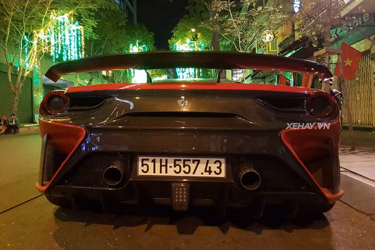 Phần đầu xe với cảm hứng thiết kế từ những mẫu xe đua F1 danh tiếng. Carbon là vật liệu được sử dụng rất nhiều trên bản độ độc đáo này, từ nắp ca-pô tới các cánh gió trên xe