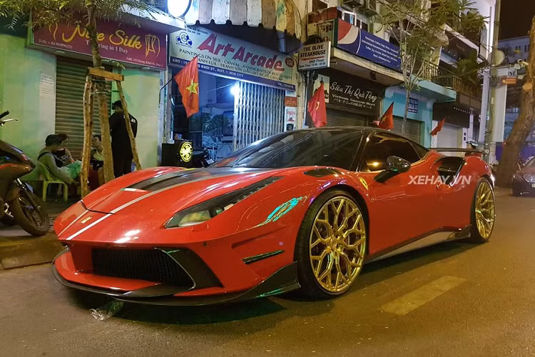 Carbon trên khe hút gió ở phía sau, hay cả ở mang gió phía trước đầu xe... Bộ vành đa chấu sơn màu vàng đến từ Vossen, cụm má phanh màu đỏ trùng với màu thân xe. Đi kèm với đó là cặp lốp siêu mỏng vô cùng thể thao.