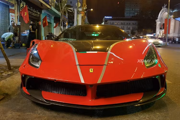 Vòng ra phần đuôi xe là sự tinh chỉnh đến từ Pogea Racing. Bộ cản sau được nhà độ này thay đổi bằng sợi carbon và đuôi xe cũng được cắt xẻ lại hầm hố hơn khi để lộ hai bánh sau to bản ra ngoài.
