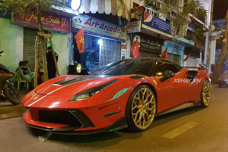 Phần đầu xe do hãng độ Mansory đảm nhiệm việc “tu bổ”. Các bộ phận như nắp ca-pô, cản va trước, cánh lướt gió bằng sợi carbon đều được làm mới lại cho cái nhìn khoẻ khoắn hơn.