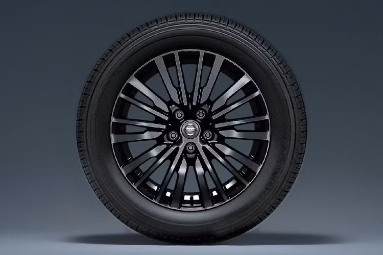 Đầu tiên, chiếc minivan cỡ lớn này xuất hiện với một ngoại thất đen tuyền đầy bí ẩn bao gồm màu sơn, các chi tiết đen bóng trên lưới tản nhiệt, viền đèn sương mù đen bóng và mâm xe bằng nhôm kích thước 18-inch cùng lớp sơn tối màu.