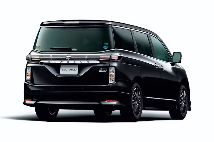 Rõ ràng, một lượng lớn nhu cầu đã thôi thúc Nissan tung ra phiên bản đặc biệt trong lần này. Tới đây, bạn có thể sẽ tự hỏi: Vậy Nissan Elgrand Highway Star Jet Black Urban Chrome có gì đặc biệt?