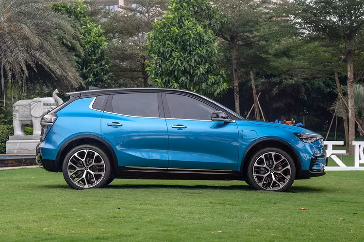 Theo thông báo của nhà sản xuất, Enovate ME7 sẽ có hai phiên bản cự li di chuyển và tổng cộng 5 biến bản trang bị. Cự li di chuyển lần lượt của hai bản là 410 km và 530 km theo chu trình NEDC, giá xe Enovate ME7 sau khi trừ các khoản phí trợ cấp là từ 218.800 – 289.800 nhân dân tệ (tương đương 749 – 992 triệu đồng).