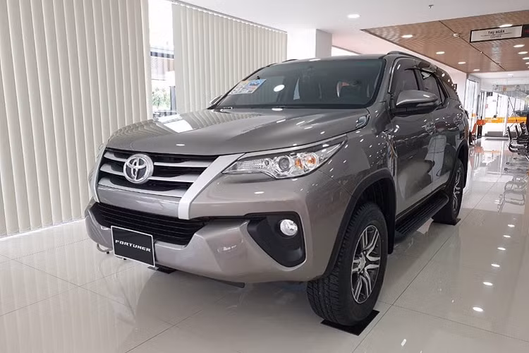 Giam 50% phi truoc ba, khach Viet “khao” nhau di nhan xe, ra bien so