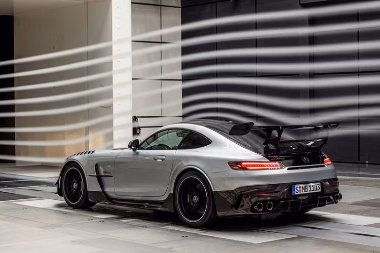 Ấn tượng nhất chính là mui xe carbon mới với hai hốc gió lớn ở hai bên và một hốc nhỏ ở chính giữa. Quan sát kĩ hơn, có thể thấy xe cũng sở hữu phần mái "bong bóng đôi" bằng sợi carbon, ốp lườn sợi carbon và một cánh gió đuôi hai mảnh độc đáo (chỉnh tay và chỉnh điện) có tích hợp một cánh nhỏ.