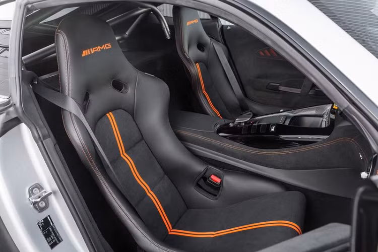 Đối với nội thất, dường như có rất ít thay đổi ngoại trừ ghế thể thao sợi carbon bọc da Nappa cao cấp, chỉ khâu tương phản màu cam và vật liệu sợi siêu nhỏ, sợi carbon mờ được tìm thấy ở nhiều nơi. Xe cũng được trang bị vô lăng thể thao sợi siêu nhỏ và các tấm cửa nhẹ có tay nắm cửa kiểu cuộn.