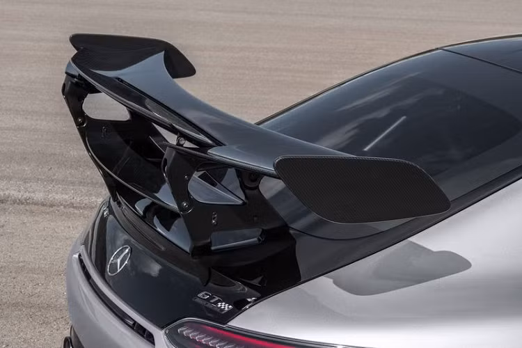 Các tính năng đáng chú ý khác trên Mercedes-AMG GT Black Series gồm cản sau sợi carrbon, hệ thống ống xả thể thao bốn pô được chia tách bởi bộ khuếch tán rộng và hầm hố, cửa kính trước và sau mỏng hơn, cùng bộ mâm đúc 10 chấu sơn đen mờ kích thước 19 inch ở phía trước và 20 inch phía sau, tất cả được bọc gọn trong lốp Michelin Pilot Sport Cup 2 R.