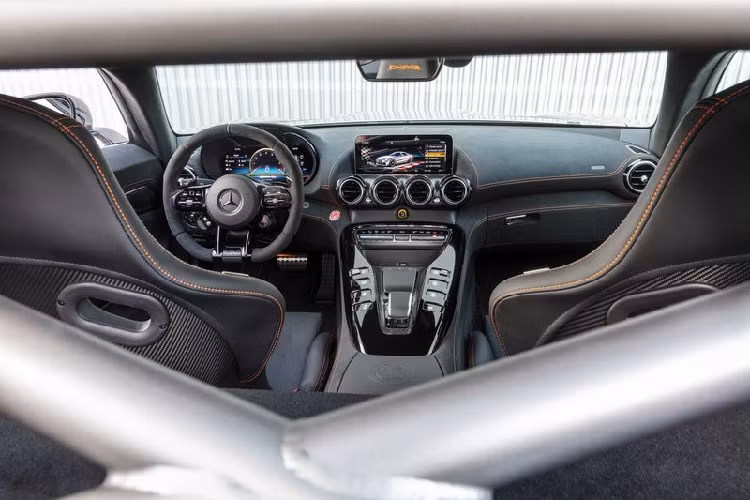 Nhờ tất cả những sửa đổi này, AMG GT Black Series tạo ra lực ép tuyệt vời lên đến 400 kg ở tốc độ 250 km/h. Trọng lượng của xe có lẽ cũng được cải thiện một chút nhưng tạm thời Mercedes chưa đề cập đến điều này.