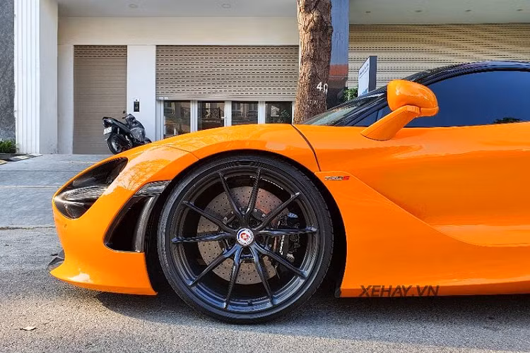 Không nhiều chi tiết như một chiếc Lamborghini Aventador, các nét thiết kế trên 720S có phần đơn giản, mềm mại và uyển chuyển song vẫn tạo nên một tổng thể lạnh lùng, như một mui tên lao về phía trước. Ngoài ra, cánh cửa mở theo kiểu cắt kéo cũng góp phần tăng sự thời thượng và khác biệt cho chiếc xe.