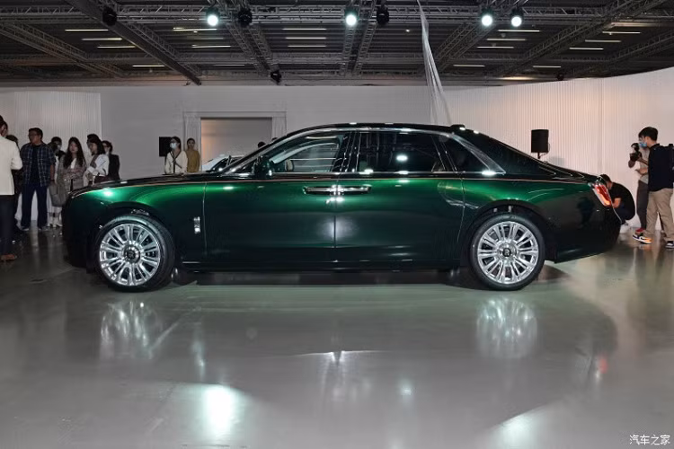 Vào hồi cuối tháng 9/2020 vừa qua, phiên bản trục cơ sở dài mang tên Extended của mẫu xe siêu sang Rolls-Royce Ghost thế hệ mới đã chính thức trình làng. Chẳng bao lâu sau đó, Rolls-Royce Ghost Extended 2021 đã nhanh chóng trình làng tại một số thị trường như Trung Quốc và Úc. Nhờ đó, chúng ta có thể ngắm hình ảnh "bằng xương, bằng thịt" của mẫu xe siêu sang này.