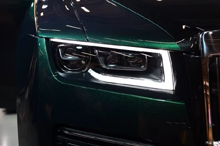 Bên ngoài, Rolls-Royce Ghost Extended 2021 sở hữu thiết kế gần như giống hệt phiên bản trục cơ sở tiêu chuẩn, trừ cửa sau được kéo dài. Trên đầu xe xuất hiện lưới tản nhiệt mới khiến vị trí của biểu tượng Spirit of Ecstasy cũng phải thay đổi. Không còn nằm ngay trên viền mạ crôm của lưới tản nhiệt như trước, biểu tượng này được chuyển vào nắp ca-pô. Bên trong lưới tản nhiệt còn có 20 đèn LED giúp chi tiết này phát sáng trong đêm.