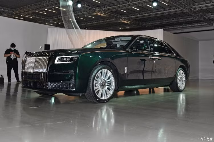 Với kích thước kể trên, Ghost Extended 2021 mang đến khoảng duỗi chân cho hành khách ngồi trên ghế sau rộng hơn bất kỳ mẫu xe cùng thương hiệu Rolls-Royce nào, trừ Phantom Extended. Do đó, Rolls-Royce Ghost Extended 2021 là mẫu xe limousine dành cho những người muốn tận hưởng cảm giác ông chủ trên hàng ghế sau.