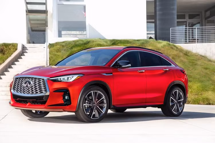 Được xây dựng trên QX50 nhưng Infiniti QX55 2022 mới có thiết kế thể thao xen lẫn sự mềm mại, khiến chiếc crossover coupe trông hài hòa và năng động hơn. Ở phía trước, QX55 thu hút người đối diện bằng lưới tản nhiệt cỡ lớn lấy cảm hứng từ origami, cùng cụm đèn pha LED sắc nhọn, các khe gió cỡ lớn hầm hố và nhiều điểm nhấn màu đen bóng.