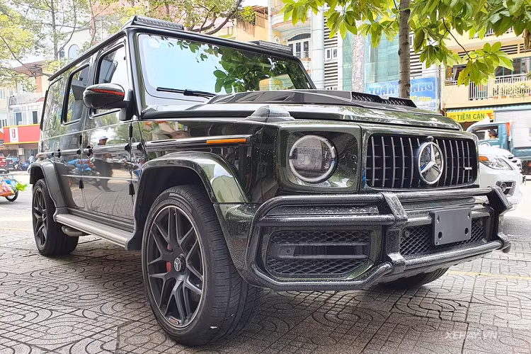 Đầu tiên là nước sơn ngoại thất màu xanh Olive Green. Đây là mãu màu thuộc danh mục G Manufaktur và được bán chính hãng với giá quy đổi lên tới 250 triệu đồng. Tiếp tới, chiếc Mercedes-AMG G63 này còn được trang bị gói độ carbon mang thương hiệu Brabus đình đám.
