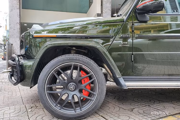 Các thay đổi của gói Brabus bao gồm phần nắp ca-pô, viền đèn xi-nhan, gương chiếu hậu, tay nắm cửa, đèn trợ sáng trên nóc xe đều được ốp sợi carbon, bộ khuếch tán sau được tinh chỉnh với nhiều khe chia gió hơn, nắp bánh xe bằng sợi carbon cùng logo Brabus nổi bật. Đi kèm với đó là trang bị bộ mâm 22 inch sơn đen mờ, cùm phanh sơn đỏ với bộ lốp hàng hiệu Pirelli Scorpion Zero.