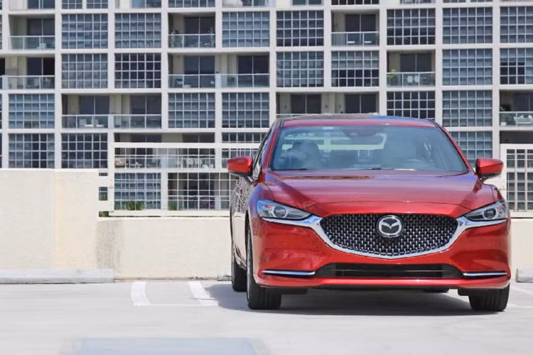Tuy nhiên điều mà nhiều người quan tâm lúc này là giá xe Mazda6 2020 sẽ được Thaco bán ra ở mức bao nhiêu, bởi Mazda6 đời cũ đang được bán với giá từ 819 triệu đến 1 tỷ đồng. Trong khi đó, Mazda3 sedan mới hiện nay có giá 719 tới 919 triệu đồng. Nếu Mazda6 2020 định giá thấp sẽ lại tự cạnh tranh với của Mazda3