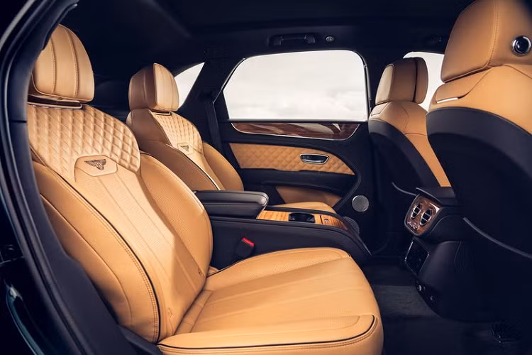 Bentley đã thiết kế lại hoàn toàn các ghế ngồi trong mọi chiếc Bentayga 2021, đem đến cho chúng hình dáng điêu khắc hơn, đặc biệt là xung quanh khu vực vai, nhằm tạo sự thoải mái hơn. Bentley gọi cấu hình 4 chỗ của Bentayga mới là Four Seat Comfort Specification, nó sẽ bao gồm hệ thống thông gió cho hàng ghế sau, chương trình 6 chế độ massage khác nhau và các tựa đầu thoải mái hơn.