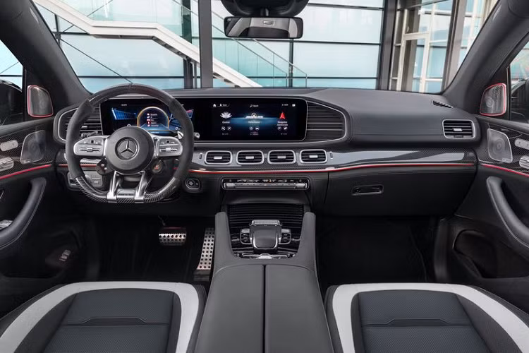Mẫu xe Mercedes-AMG GLE 63 S Coupe 2021 được trang bị hộp số tự động 9 cấp và hệ dẫn động bốn bánh toàn thời gian 4MATIC, giúp xe dễ dàng tăng tốc từ 0 - 96 km/h chỉ trong 3,7 giây, trước khi cán tốc độ tối đa 280 km/h.