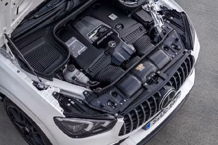Chiếc coupe crossover cỡ lớn của Mercedes-AMG sở hữu sức mạnh tuyệt vời hơn bao giờ hết nhờ khối động cơ tăng áp kép biturbo V8 dung tích 4.0L mới nhất của thương hiệu được chế tạo thủ công.