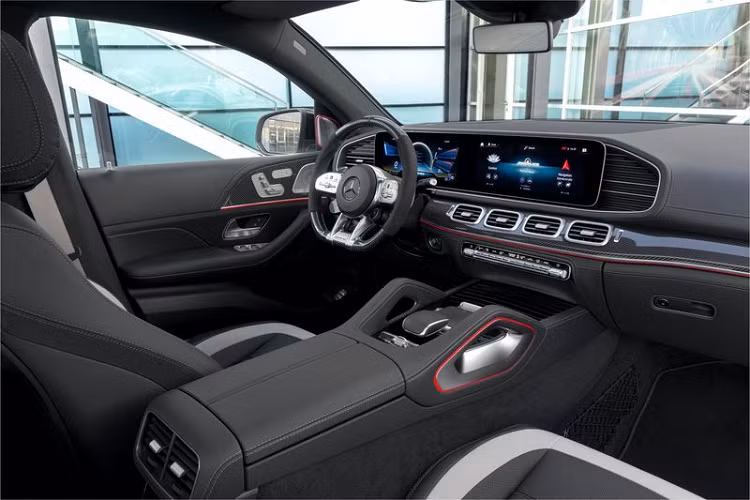 Cỗ máy của Mercedes-AMG GLE 63 S Coupe 2021 mới được ghép nối với máy phát điện EQ Boost và hệ thống điện 48V, tạo ra công suất 603 mã lực và mô-men xoắn cực đại 850Nm. Sự kết hợp trên hứa hẹn sẽ đem tới cho xe khả năng vận hành trơn tru, uy lực ngay từ cú nhấp ga đầu tiên, đồng thời tối ưu mức tiêu thụ nhiên liệu.