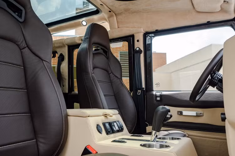 Tương tự như những chiếc xe Defender độ khác bởi ECD, Project Windswept có trang bị một động cơ V8 LS3 dung tích 6.2 lít, sản sinh 430 mã lực lấy từ một chiếc Chevrolet Corvette.