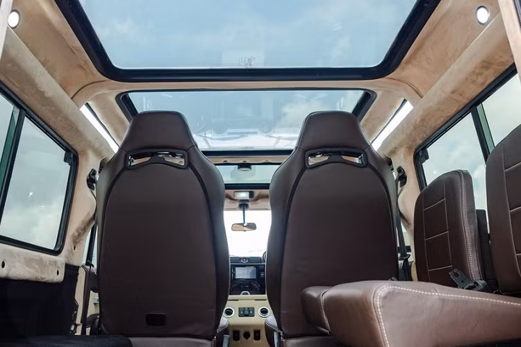 Phần còn lại trong nội thất Project Windswept cũng rất sang trọng với ghế ngồi Corbeau Trailcat được hoàn thiện thủ công trong màu nâu và bọc da Nappa.