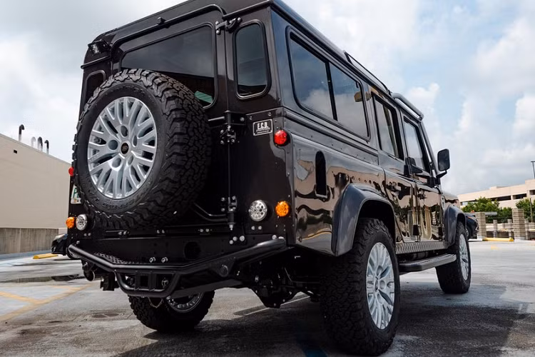 Mặc dù nhà sản xuất không cung cấp giá xe Land Rover Defender độ, nhưng ước tính chi phí cho một chiếc Project Windswept là khoảng 200.000 USD.