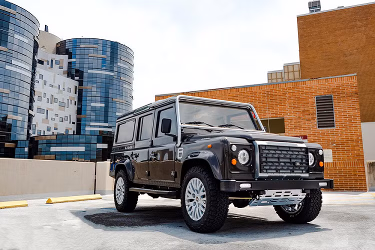 Nhìn từ trên xuống, ta thấy ngoại thất xe Defender cửa sổ trời khủng với 3 tấm kính, 2 tấm phía sau thì lớn hơn tấm phía trước. Nhờ vậy, hành khách ngồi phía sau sẽ có một tầm nhìn lên không trung rất rõ ràng và tha hồ tận hưởng cảnh sắc thiên nhiên khi đi dã ngoại nơi xa.