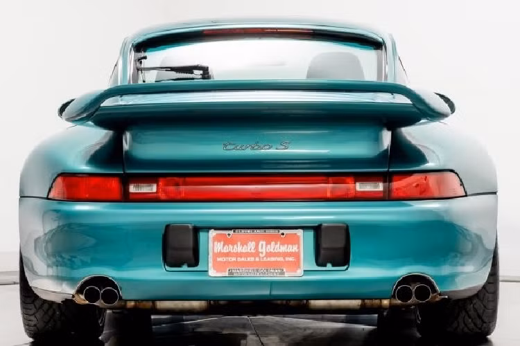 Bên dưới nắp động cơ phía sau của chiếc Porsche 991 Turbo S 1997 được trang bị khối động cơ đối đỉnh, 6 xy-lanh có dung tích 3.6 lít và kết hợp cùng hai bộ tăng áp KKK K-24. Sức mạnh tối đa mà xe có thể tạo ra là 450 mã lực, tuy nhiên, chiếc Porsche 993 Turbo S này lại dành cho thị trường Mỹ nên chỉ sở hữu công suất 424 mã lực.