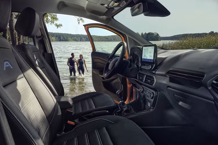 Bên trong xe, mẫu SUV cỡ B Ford EcoSport Active 2021 được trang bị ghế ngồi bọc da, hàng ghế trước có huy hiệu chữ A. Các trang bị khác bên trong gồm màn hình thông tin giải trí 8 inch, kính sau tối màu. Còn lại, xe có các trang bị tiêu chuẩn như vô-lăng 3 chấu bọc da tích hợp nút bấm chức năng, hệ thống giải trí SYNC 3 tương thích Apple CarPlay/Android Auto và dàn âm thanh 6 loa.
