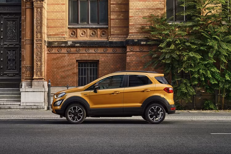 Ford EcoSport Active 2021 có thiết kế bên ngoài cứng cáp hơn do lấy cảm hứng từ các dòng SUV off-road. EcoSport Active được bổ sung ốp nhựa thân xe, vòm bánh xe, ốp gầm trước và sau.