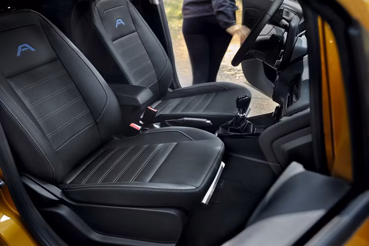EcoSport Active có các tính năng an toàn như 7 túi khí, hệ thống phanh ABS/EBD, cân bằng điện tử, hỗ trợ khởi hành ngang dốc, kiểm soát hành trình tích hợp giới hạn tốc độ thông minh, hệ thống nhận diện biển báo, cảnh báo va chạm phía trước, cảnh báo áp suất lốp.