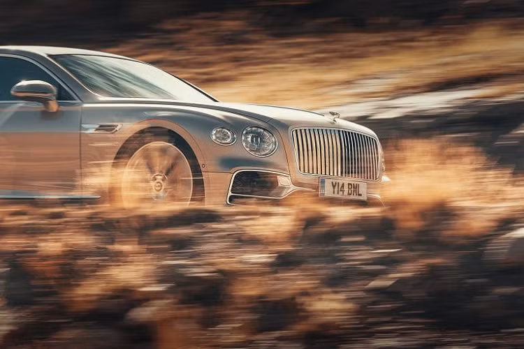 Sự nâng cấp lớn nhất mà Bentley ra mắt dành cho mẫu xe này có lẽ là tùy chọn bốn chỗ ngồi vô cùng sang trọng. Với tùy chọn này, hàng ghế sau của Bentley Flying Spur mới thế hệ thứ ba sẽ sở hữu hai ghế ngồi cá nhân, được phân cách bởi một bệ tì tay kéo dài từ phía trước.