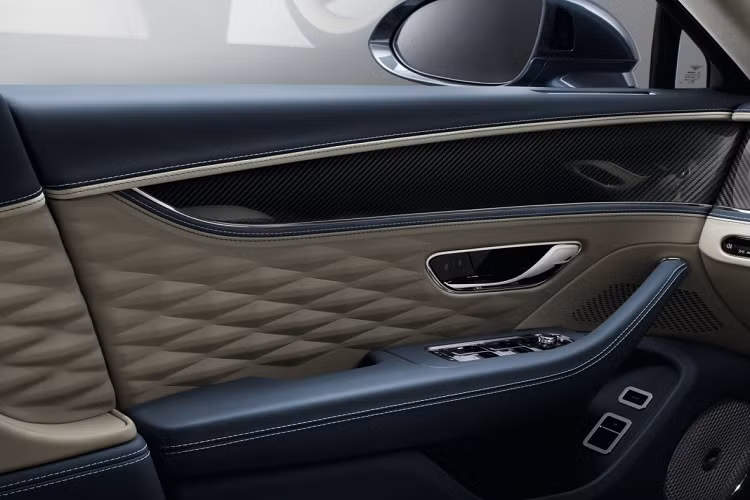 Ở ngoại thất, Flying Spur thế hệ thứ ba giờ đây sẽ có đến 62 màu sơn khác nhau, bao gồm những màu mới như Viridian, Patina và Snow Quartz. Bên cạnh đó, lưới tản nhiệt với lưới đan chéo cũng sẽ có thể được lắp đặt trên xe, đi cùng hai tùy chọn hoàn thiện crom hoặc đen bóng.