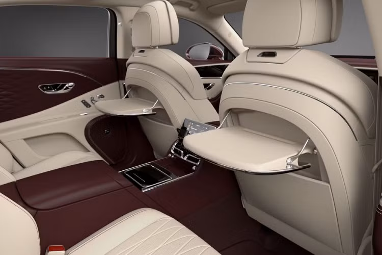 Ngoài ra, chiếc xe siêu sang Bentley Flying Spur mới cũng có thể sở hữu các họa tiết chỉ khâu chéo cũng như da bán Anilin cao cấp. Theo công bố từ Bentley, mỗi khoang cabin sẽ tốn đến 115 mét chỉ khâu, tốn đến 18 giờ làm việc với 11.000 mũi khâu khác nhau để hoàn thành. Những đường chỉ khâu này được cho là cực kỳ bền, được nhuộm màu theo công nghệ đặc biệt để giúp chúng có độ bèn tương đương tuổi thọ của chiếc xe.