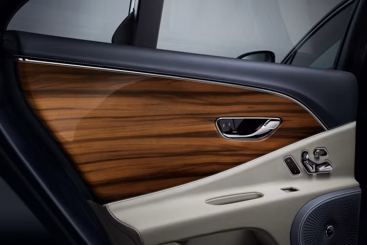 Bentley ra mắt Flying Spur thế hệ thứ 3 vào năm 2019, chiếc sedan sang trọng gần như được lột xác với ngoại hình hiện đại, cuốn hút, nội thất sang trọng cùng khối động cơ W12 mạnh mẽ, có thể sản sinh công suất lên đến 626 mã lực, giúp xe đạt tốc độ tối đa lên đến 333 km/h.