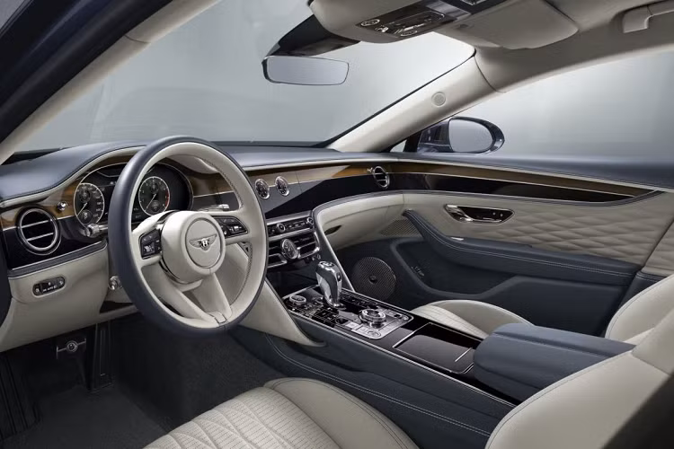Một số tùy chọn khác cũng được Bentley ra mắt ở lần nâng cấp này là ốp gỗ veneer cho cửa sau, vô-lăng thiết kế mới tích hợp cảm biến rung cùng hai kiểu thiết kế ốp mới là sợi carbon cùng vân gỗ Côtes de Genève.