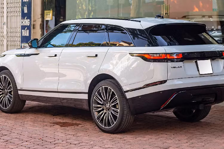 Range Rover Velar là mẫu xe SUV đã giành giải thưởng mẫu xe có thiết kế đẹp nhất thế giới năm 2018 bởi World Car Awards. Là sản phẩm nằm giữa Evoque và Ranger Rover Sport, Range Rover Velar mang thiết kế mang thiết kế thể thao và thanh lịch khi được lấy cảm hứng từ “người em” Evoque, trong khi đó phần thân và đuôi xe lại gợi nhớ tới các đường nét có trên Sport cao cấp hơn.