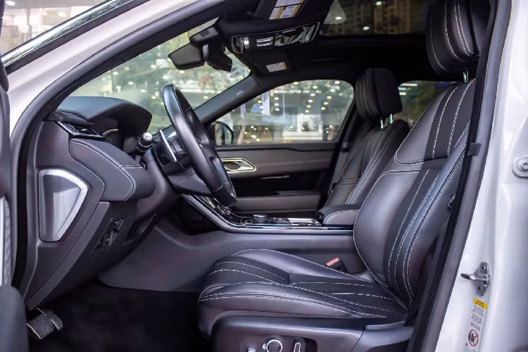 Là phiên bản cao cấp hàng đầu của dòng Range Rover Velar, nội thất xe được trang bị màn hình hỗ trợ lái kích thước 12,3 inch, hệ thống thông tin giải trí Touch Pro Duo với 2 màn hình cảm ứng 10 inch được xếp chồng lên nhau đầy độc đáo và đẹp mắt, hệ thống âm thanh vòm Meridian cao cấp 17 loa công suất 825W, vô-lăng tích hợp các phím điều khiển dạng cảm ứng, cửa sổ trời toàn cảnh, cốp sau đóng mở điện.