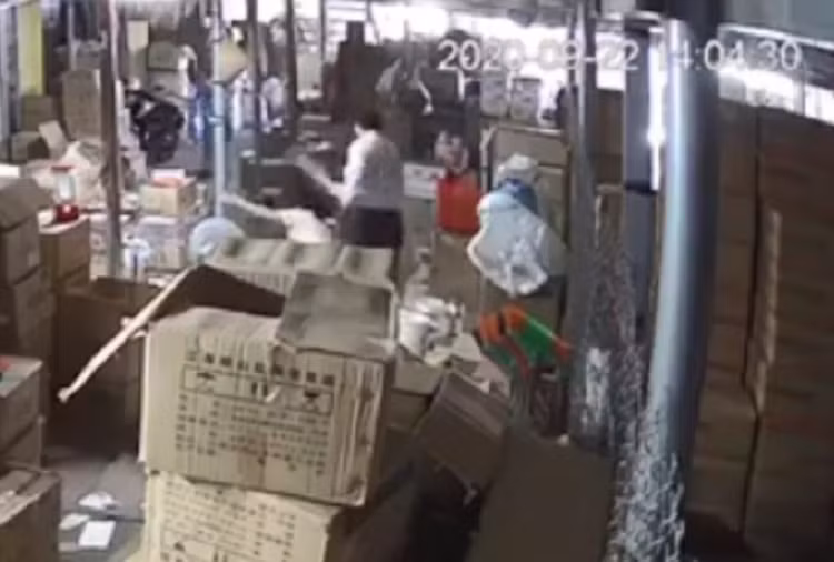 Video: Kinh hoang nguoi phu nu bi chong cu dung gay danh toi tap vao dau