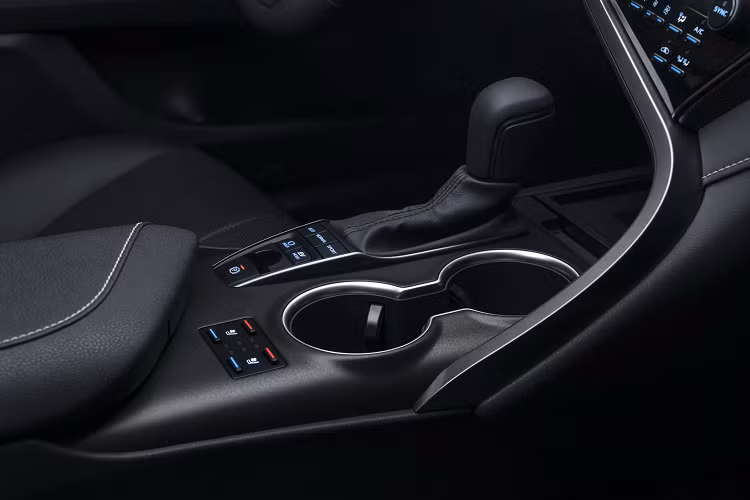 Hệ thống cảnh báo và can thiệp trước va chạm mới trên Camry 2021 cũng có thể phát hiện các phương tiện hoặc người đi bộ khi xe rẽ trái ở ngã tư, theo đó xe sẽ phát ra âm thanh/ hình ảnh để cảnh báo, và kích hoạt phanh tự động (trong một số điều kiện nhất định). 